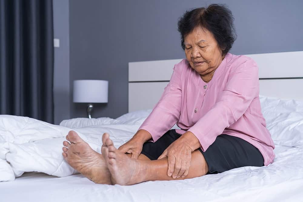 woman sleeping with for sciatica pain