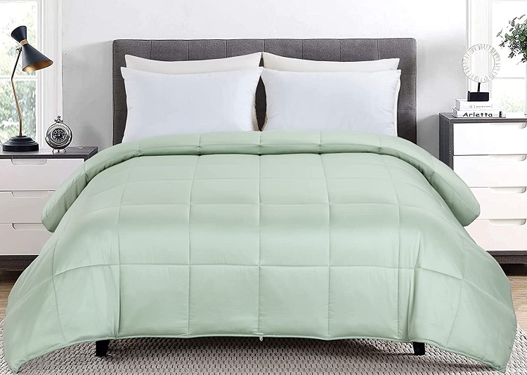 HOMBYS Lightweight Seafoam Green Comforter