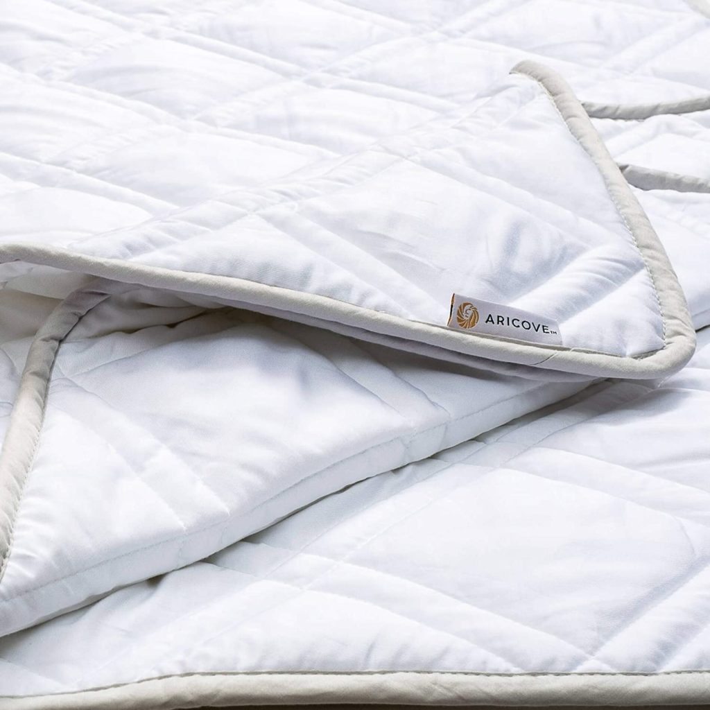 corner of white ARICOVE brand blanket with tag showing